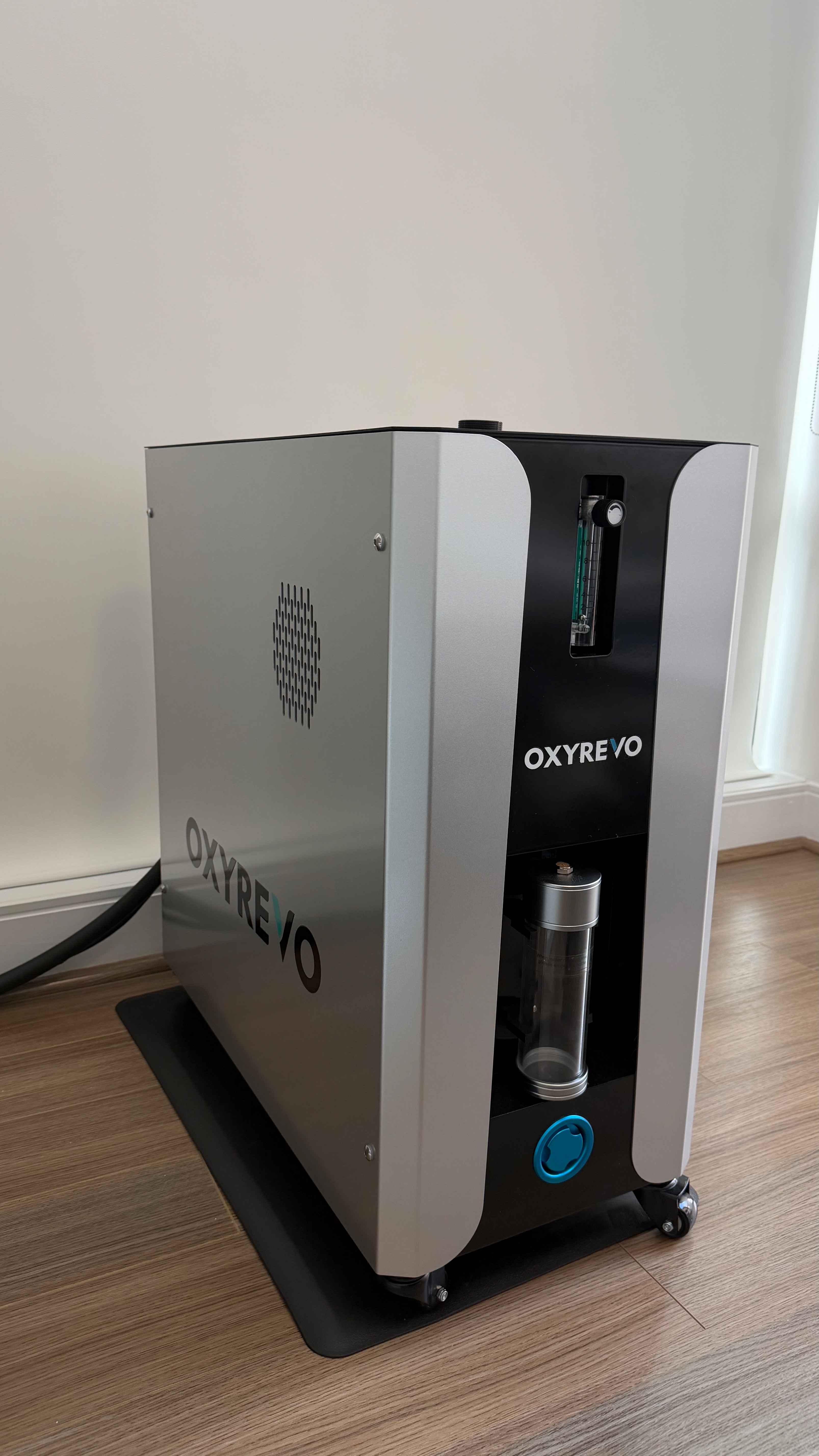 Used hyperbaric chamber Atlanta — OXYREVO Forward90 Pro Version all-in-one operating unit. Includes 10L oxygen concentrator (90–97% purity), oil-free air compressor, dual cooling machines, anion generator and air filtration. Actual photo of the operating unit included with this used hyperbaric chamber for sale in Buckhead, Atlanta GA.